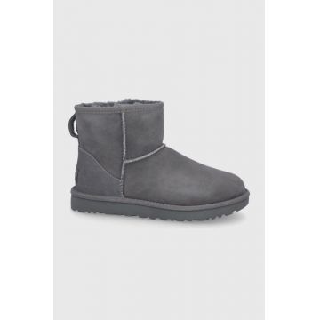 UGG cizme de zăpadă din piele întoarsă Classic Mini II femei, culoarea: gri, cu toc plat, model căptușit 1016222.GRY